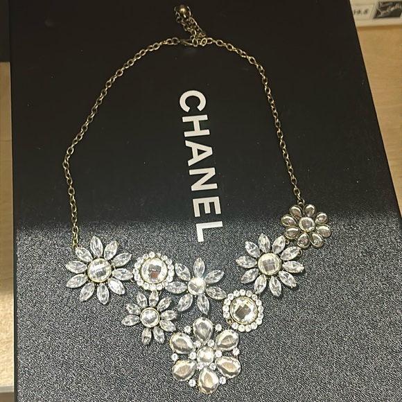 Flower gunmetal stone statement necklace - Picture 9 of 15